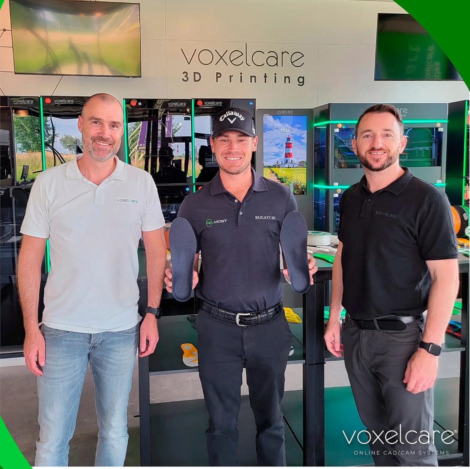 Michael Lampert en Simon McClements van Voxelcare in de 3D-printstudio met een paar Get Grounded golfinlegzolen